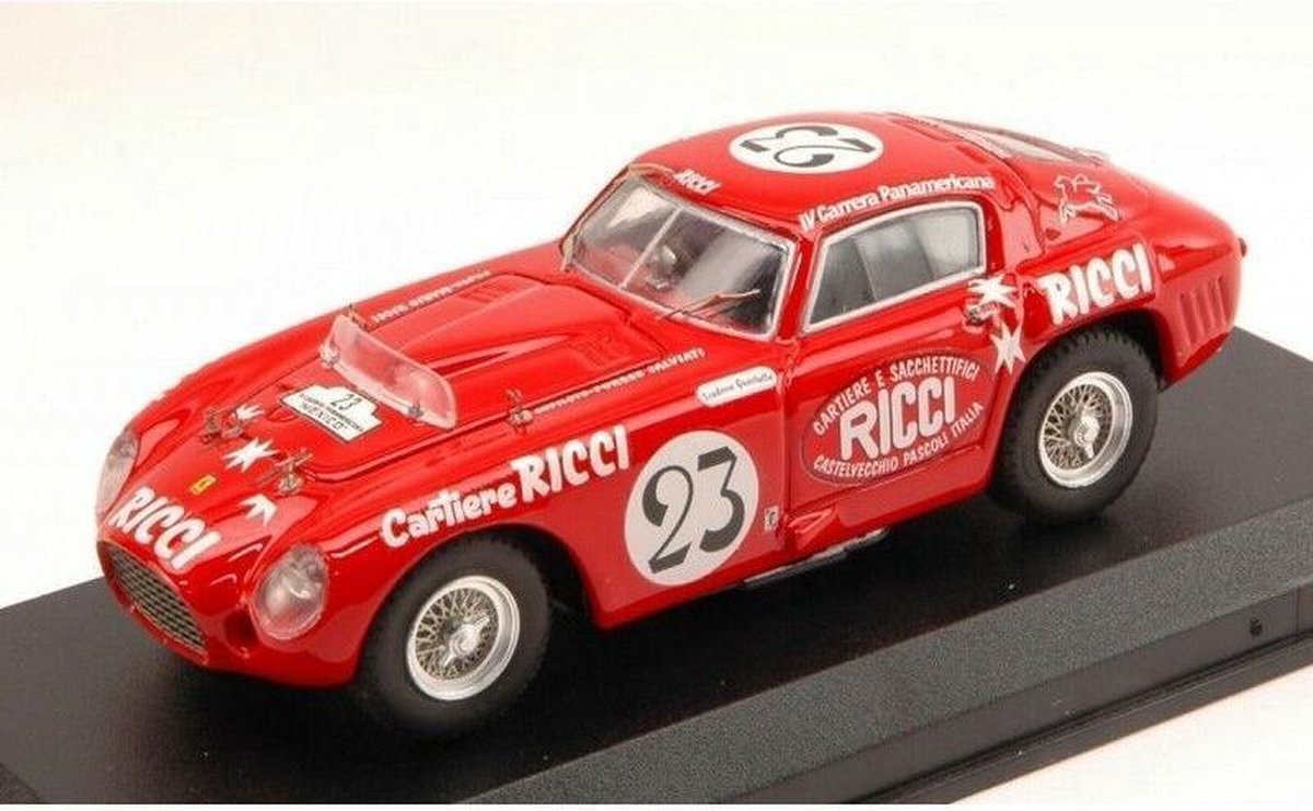 De 1:43 Diecast Modelcar van de Ferrari 375MM #23 van de Carrera Panamericana Mexico in 1953. De coureurs waren Ricci en Salviati. De fabrikant van het schaalmodel is Art-Model. Dit model is alleen online beschikbaar