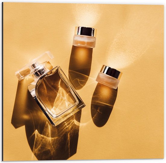 Dibond - Parfum en Crèmes op Goude Achtergrond - 50x50cm Foto op Aluminium (Met Ophangsysteem)