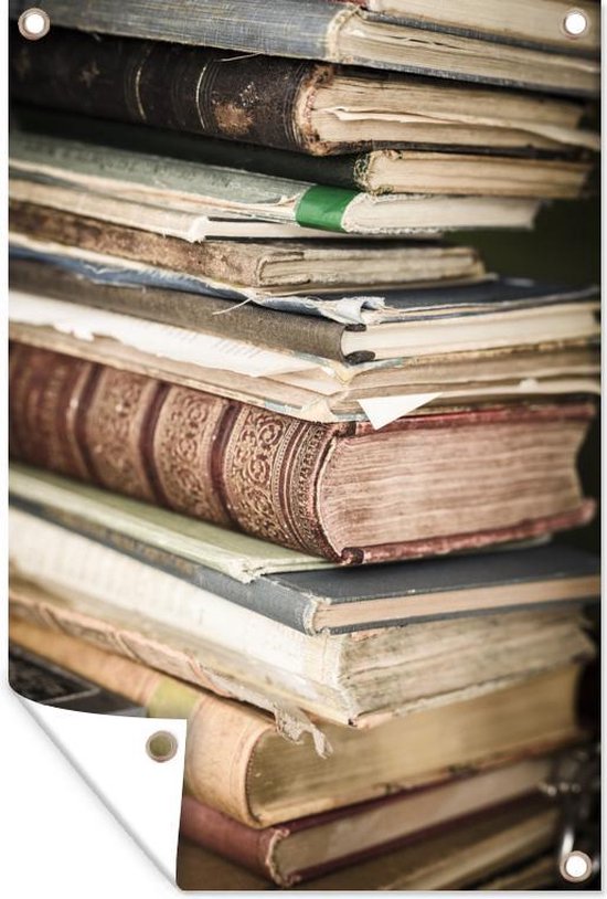 Foto: Tuinposter tuindoek tuinposters buiten een hoge stapel antieke boeken in een kast 80x120 cm tuin
