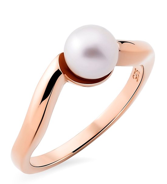 Bague or rose avec perle blanche. Le corps de la bague est plus épais sur un côté.