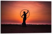 Dibond - Silhouet van Vrouw met Hoepel op het Strand - 60x40cm Foto op Aluminium (Met Ophangsysteem)