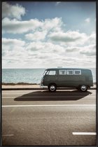 JUNIQE - Poster in kunststof lijst Wolfsburg surfbusje -20x30 /Bruin &
