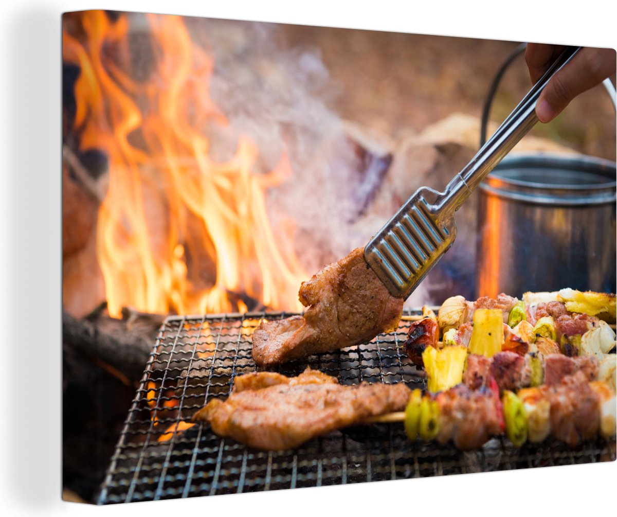 Canvas Schilderij Barbecue op de camping - 120x80 cm - Wanddecoratie