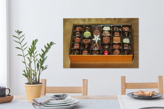 Canvas Schilderij Een doos vol met Belgische bonbons - 60x40 cm - Wanddecoratie