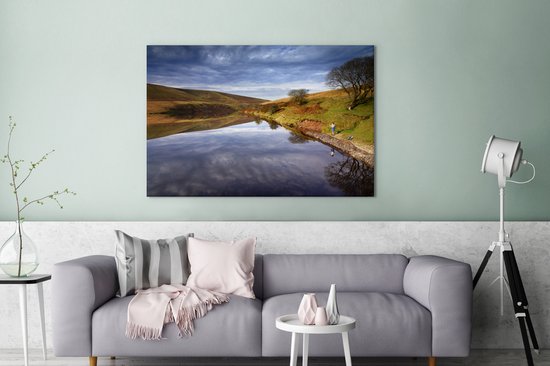 Canvas Schilderij De Black Mountains in het Nationaal park Brecon Beacons met een donkere hemel - 120x80 cm - Wanddecoratie