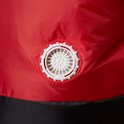 Detail van een opblaasbaar kerstpak: witte ventilator in een rond rooster op rode stof.