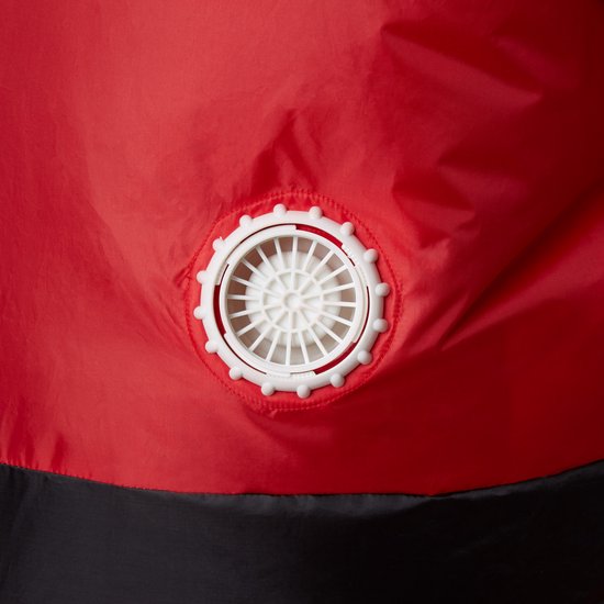 Detail van een opblaasbaar kerstpak: witte ventilator in een rond rooster op rode stof.