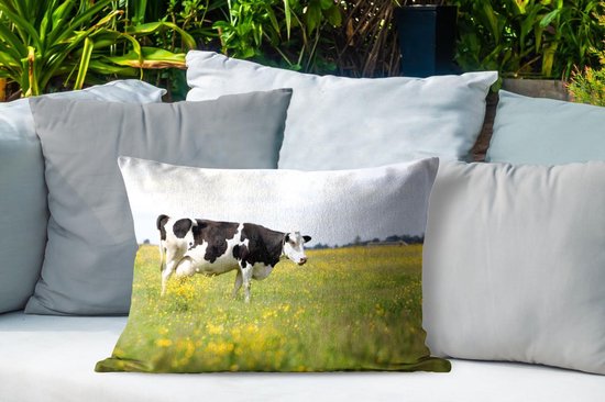 Sierkussen vache frisonne pour l'extérieur - Une vache frisonne entre les fleurs jaunes - 60x40 cm - coussin de jardin rectangulaire résistant aux intempéries / coussin de mobilier de jardin en polyester