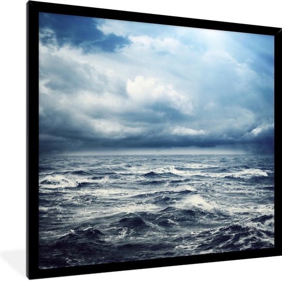 Photo dans le cadre - Cadre photo Eau agitée avec vagues de la mer sur un jour d'orage 30x40 cm - Affiche sous cadre (Décoration murale salon / chambre) / Mer et plage