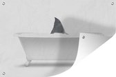 Tuindecoratie Haaienvin in badkuip op witte achtergrond - 60x40 cm - Tuinposter - Tuindoek - Buitenposter