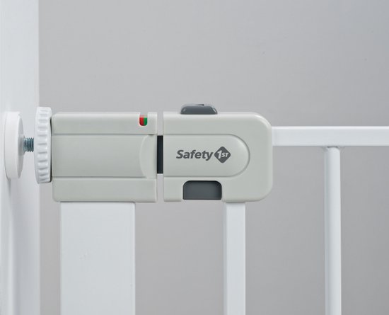 Detail van een wit hekje sluiting met Safety 1st logo en indicator.