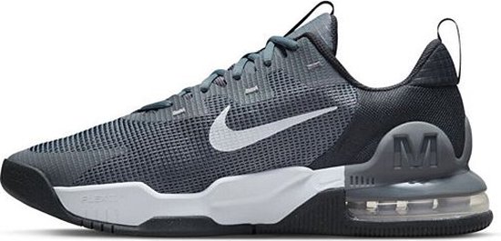Grijze Nike Air Max Alpha Trainer 5 sneaker voor heren, zij-aanzicht. Met witte swoosh en doorschijnende Air Max zool.