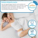 Vrouw slaapt op een wit bed. LitaLente® molton voorkomt allergische reacties. Anti-allergeen en anti-huismijt.