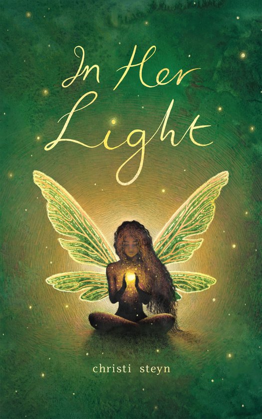 Couverture de livre illustrant une fille ailée, assise en position du lotus, tenant une sphère lumineuse dans ses mains. Le titre 'In Her Light' est en haut.
