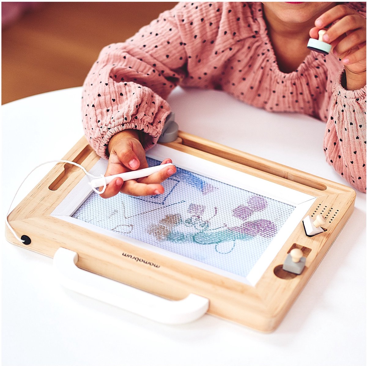 Mamabrum Houten educatieve tafel voor kinderen met magnetische spoor en kralenwerper, vormsorteerder, thema, dieren, motorlussen, spiegel Mamabrum Houten educatieve tafel voor kinderen met magnetische spoor en kralenwerper, vormsorteerder, thema, dieren, motorlussen, spiegel