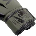 Detail van khaki bokshandschoenen met zwart "12 oz" en Venum-logo.