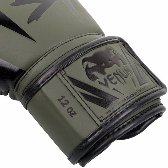 Detail van khaki bokshandschoenen met zwart "12 oz" en Venum-logo.