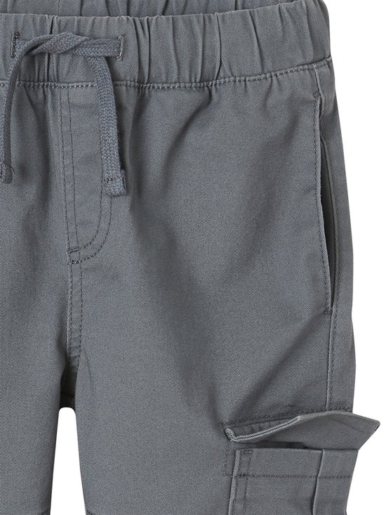 Grijze joggingbroek met trekkoord, elastische tailleband en cargozakken aan de zijkant.