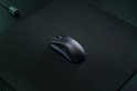 Zwarte Razer DeathAdder V3 hyperspeed gaming muis op een zwarte muismat.