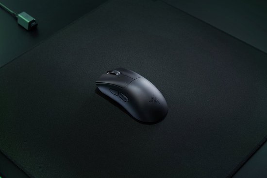 Zwarte Razer DeathAdder V3 hyperspeed gaming muis op een zwarte muismat.