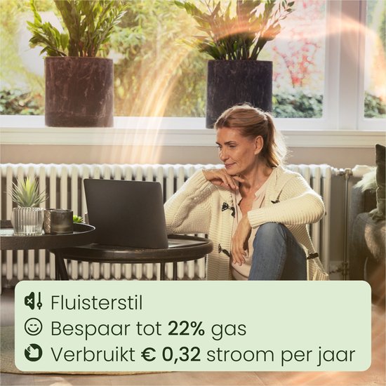 Vrouw in woonkamer kijkt naar laptop. Tekst: 'Fluisterstil', 'Bespaar tot 22% gas', 'Verbruikt € 0,32 stroom per jaar'.