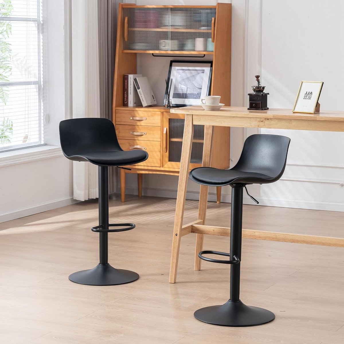 Set van 2 verstelbare barkrukken met gebogen houtdecor en zwart imitatieleer