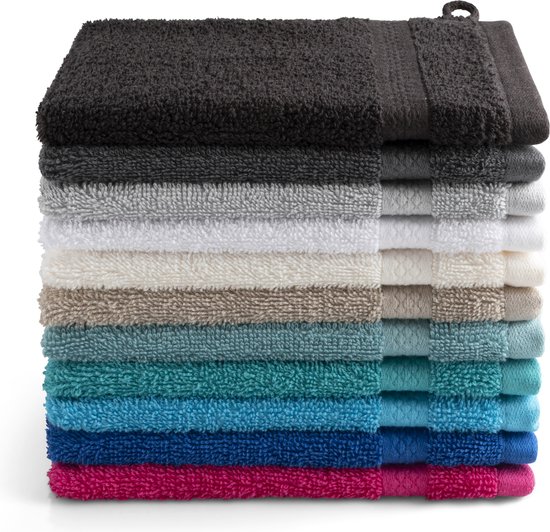 Une pile de serviettes dans des couleurs variées, allant du gris foncé au gris, blanc, beige, turquoise, bleu et rose.