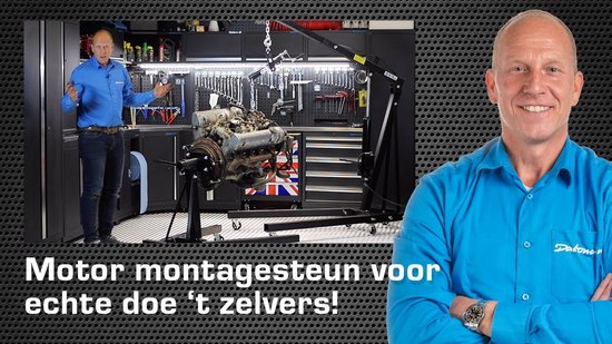Homme en chemise bleue avec un moteur sur support, avec le texte 'Support moteur pour vrais bricoleurs !'.