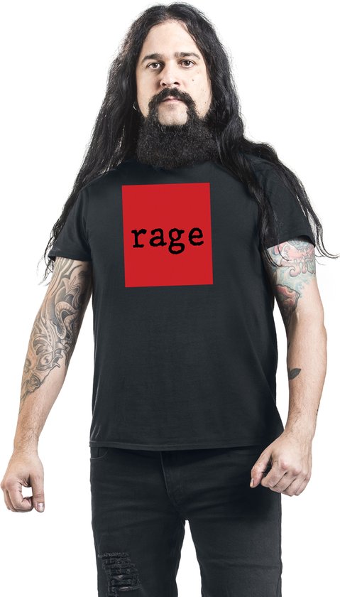 Zwart t-shirt met een rood vierkant en de tekst 'rage' op de borst, gedragen door een getatoeëerd model.