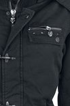 Detail van zwarte parka met ritsen, studs en schedel-bedeltjes.