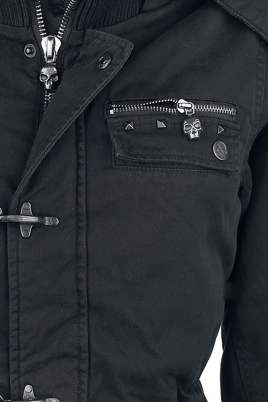 Detail van zwarte parka met ritsen, studs en schedel-bedeltjes.