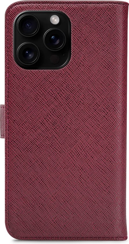 Étui portefeuille bordeaux avec texture, rabat de fermeture et découpe pour appareil photo.