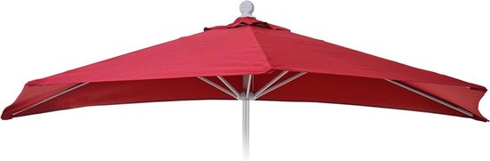 Bordeauxrode parasol, open, met zichtbare baleinen.