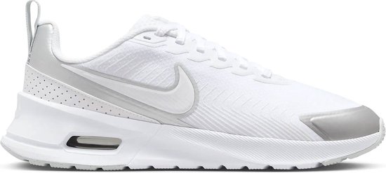 Witte Nike Air Max Nuaxis sneakers met zilveren accenten en een luchtunit in de zool.