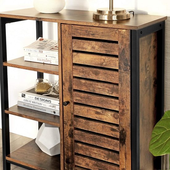 Detail van bruin dressoir met open vakken en lamellendeur, met boeken en decoratie.