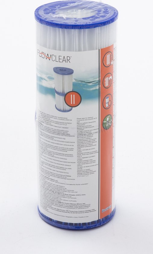 Een verpakking met Bestway Flowclear filterpatronen, type II, met blauwe randen. Een vrouw zwemt op de verpakking.
