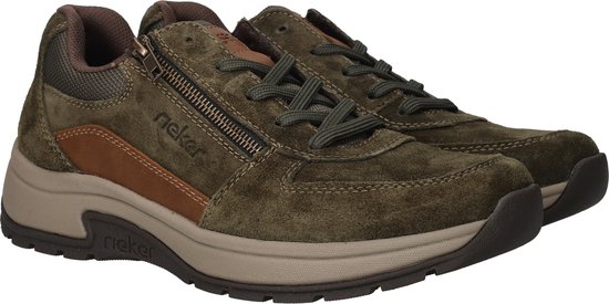 Paar groene suède Rieker sneakers met rits en bruin accent.