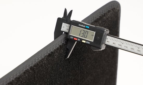 Pied à coulisse numérique mesurant l'épaisseur d'un tapis de sol noir. L'épaisseur est de 13.0 mm.