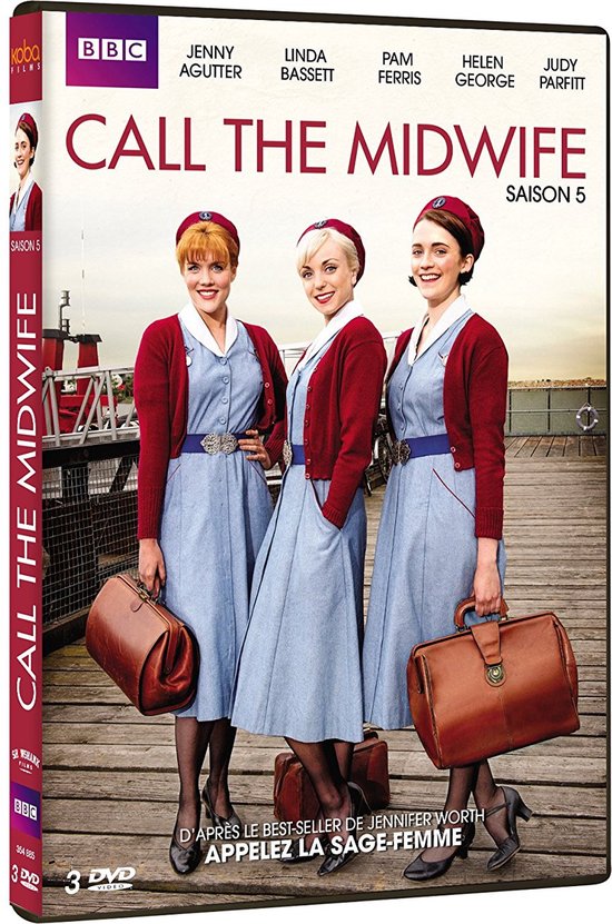 Drie verpleegsters in blauwe jurken en rode vestjes staan op een houten steiger. De DVD-hoes is 'Call the Midwife - Saison 5'.