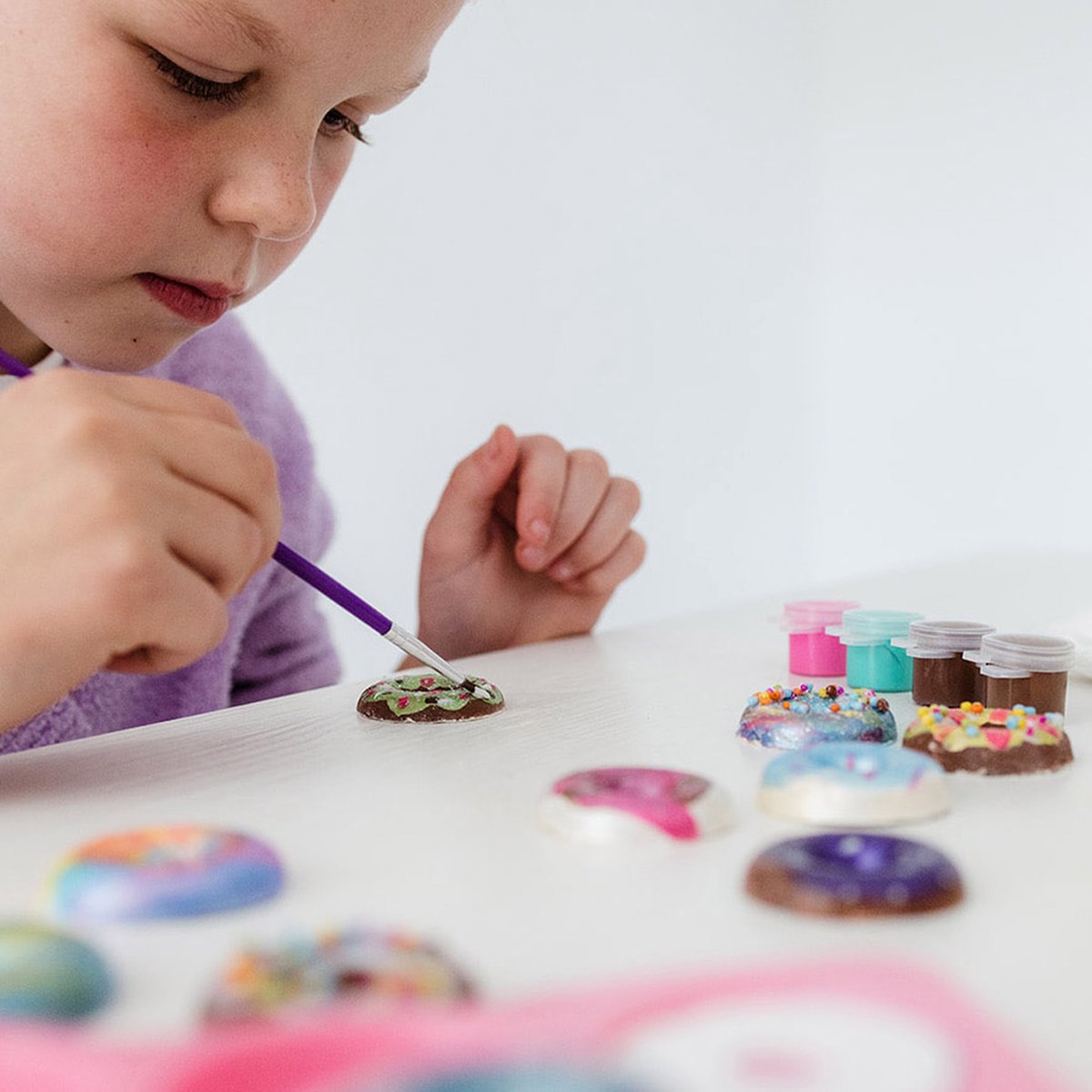 Totum Donut Factory knutsel koffertje - donuts gips gieten en schilderen - creatief speelgoed meisjes en jongens vanaf 5 jaar knutselen cadeautip — afbeelding 6