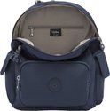 Donkerblauwe Kipling rugzak, open met binnenvak en Kipling-logo.