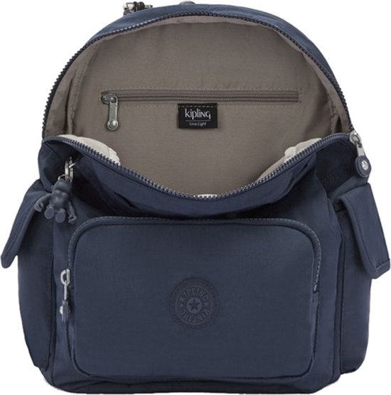 Donkerblauwe Kipling rugzak, open met binnenvak en Kipling-logo.