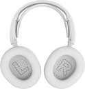Witte Arctis headset met "L" en "R" op de oorschelpen.