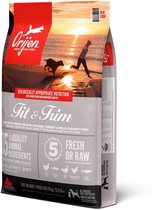 Orijen Fit & Trim hondenvoer zak met afbeelding van man met hond op strand bij zonsondergang.
