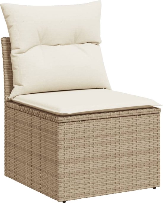 Beige rotan stoel met dikke crème kussens op zitvlak en rugleuning.