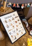 Sinterklaas ABC poster in een lijst, met illustraties van onder andere een huis, een boot en Piet.