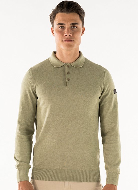 Lichtgroen gebreid poloshirt met lange mouwen, gedragen door een man.