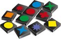 Tien zwarte speltegels met kleurrijke symbolen: een rode ster, blauwe cirkel, groene ster, oranje vierkant, groene cirkel, rode bloem, gele cirkel, paarse ster, gele vierkant en blauwe ster.