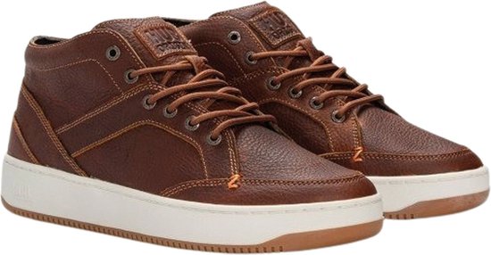Bruine leren mid-top sneakers met witte zolen en bruine veters. Het leer heeft een korrelige textuur.