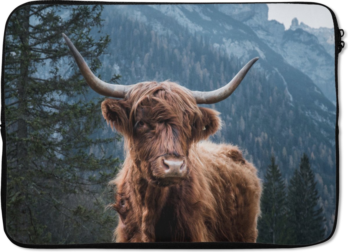 Laptophoes 14 inch - Bergen - Winter - Schotse hooglander - Laptop sleeve - Binnenmaat 33x23 cm - Zwarte achterkant
